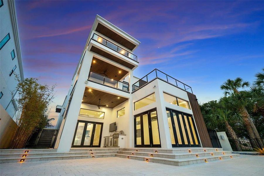 Condo located in New Smyrna Beach, FL showcasing its design and architecture (Image 6).