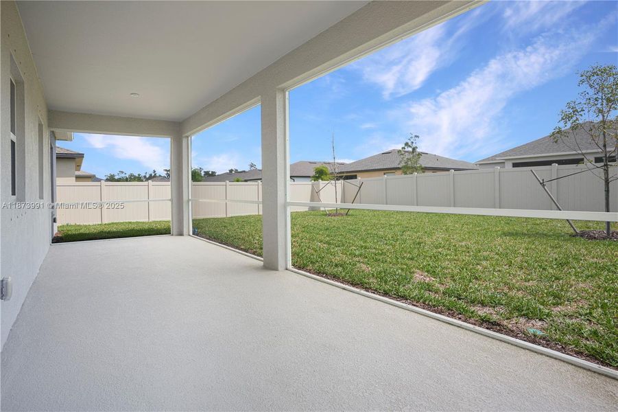 Spacious, unfurnished interior of a new home in , Port Charlotte (Image 18).