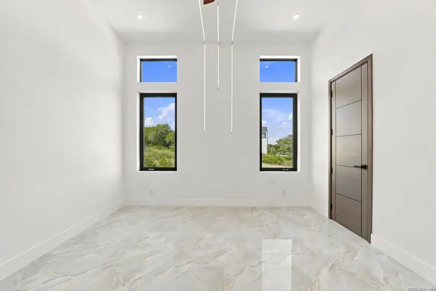 Spacious, unfurnished interior of a new home in , San Antonio (Image 105).