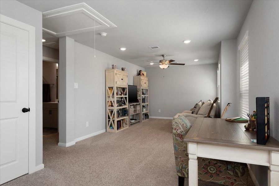 Furnished interior view inside a new home in The Grand Prairie 40’, Hockley (Image 36).