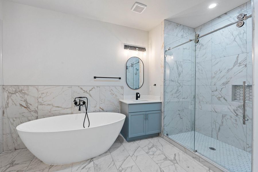 Furnished interior view inside a new home in , Conroe (Image 11).