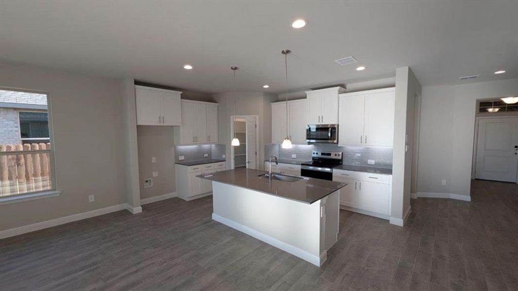 Furnished interior view inside a new home in Bella Vista, Granbury (Image 6). Furnished interior view inside a new home in Bella Vista, Granbury (Image 6).