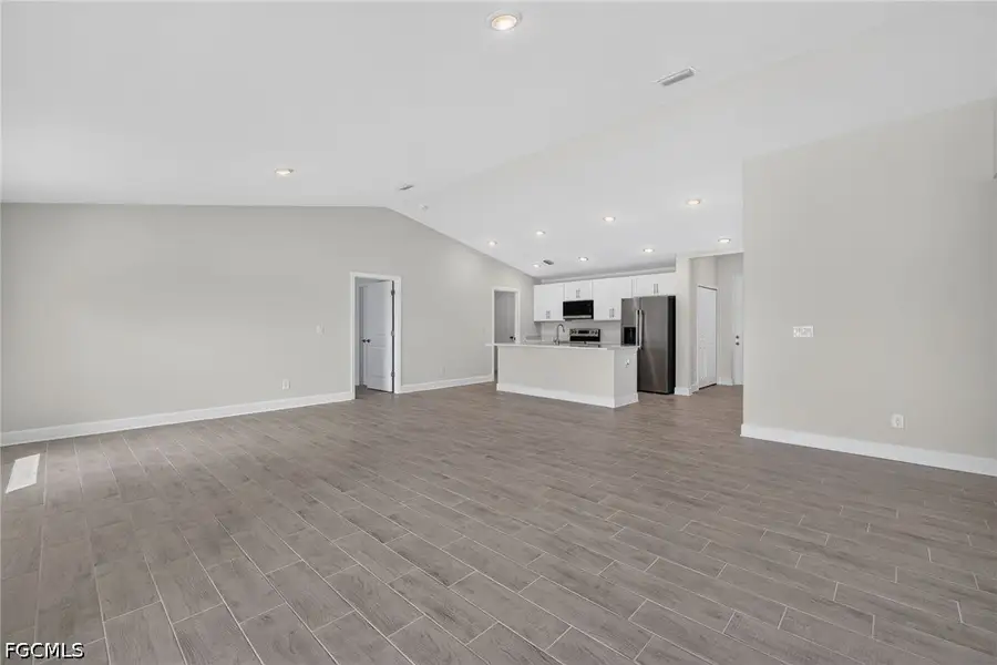 Spacious, unfurnished interior of a new home in Cape Coral, Cape Coral (Image 19).