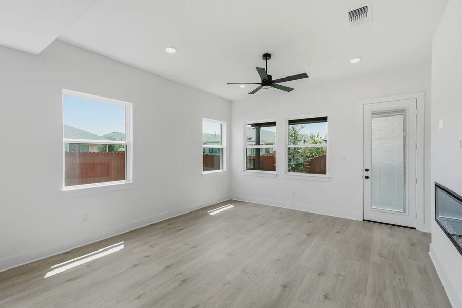Spacious, unfurnished interior of a new home in Stillwater Ranch, San Antonio (Image 19).