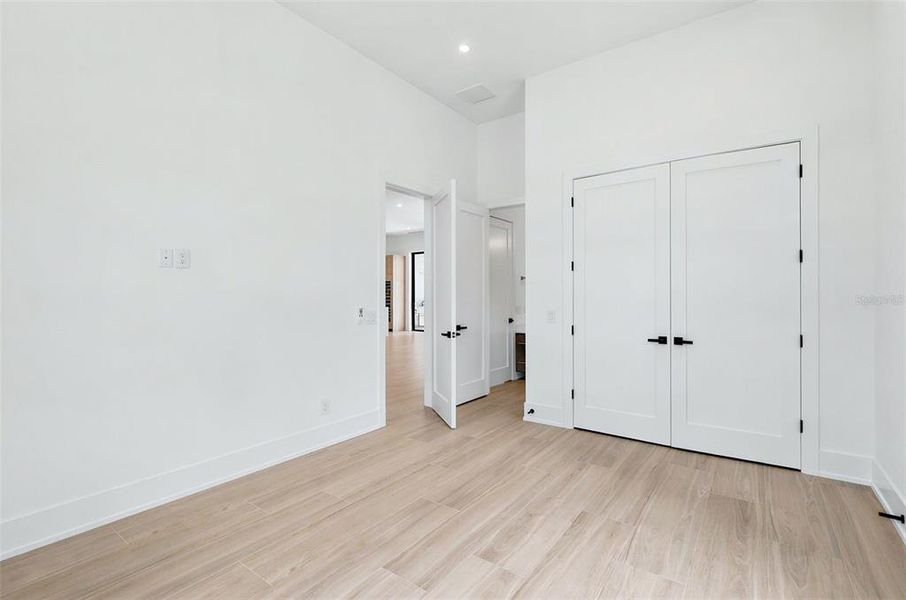 Spacious, unfurnished interior of a new home in , Sarasota (Image 52).