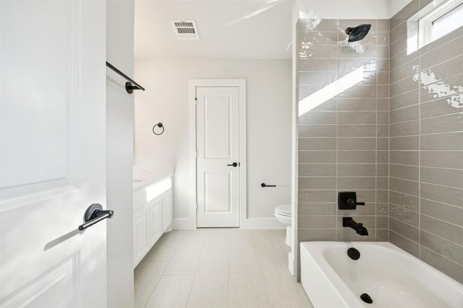 Furnished interior view inside a new home in , Frisco (Image 32).