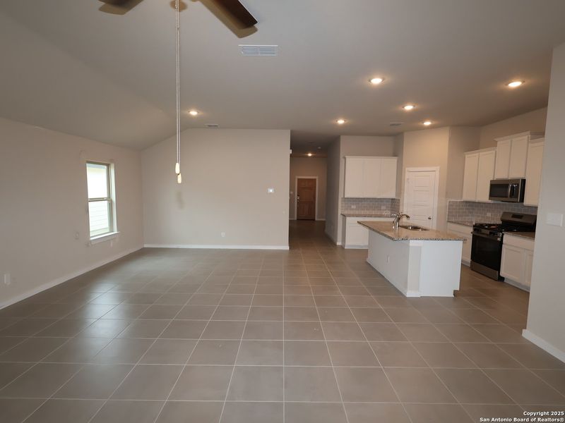 Spacious, unfurnished interior of a new home in Winding Brook, San Antonio (Image 20). Spacious, unfurnished interior of a new home in Winding Brook, San Antonio (Image 20).