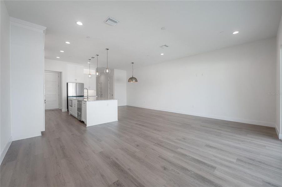 Spacious, unfurnished interior of a new home in , Tampa (Image 20).
