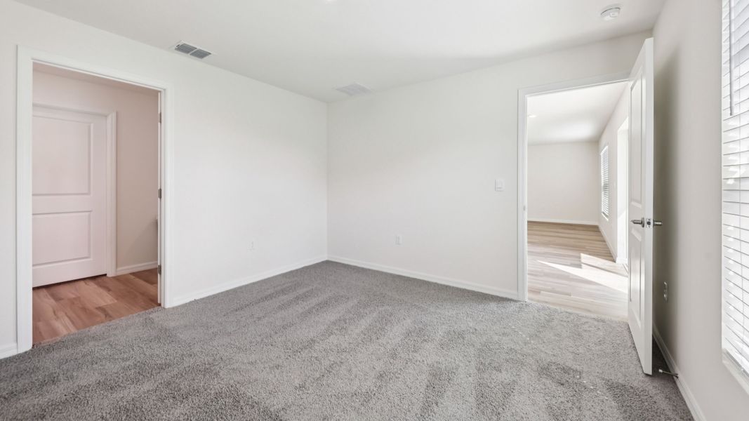 Representative unfurnished interior of a home built from the DAKOTA by D.R. Horton in Marion County Spot Lots, Ocala (Image 19).