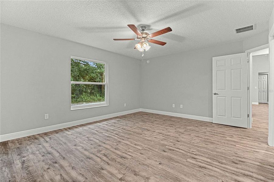 Spacious, unfurnished interior of a new home in , Summerfield (Image 16).