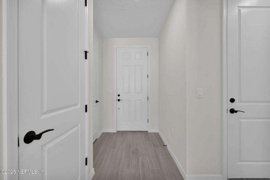 Spacious, unfurnished interior of a new home in Murray Farms, Middleburg (Image 30).