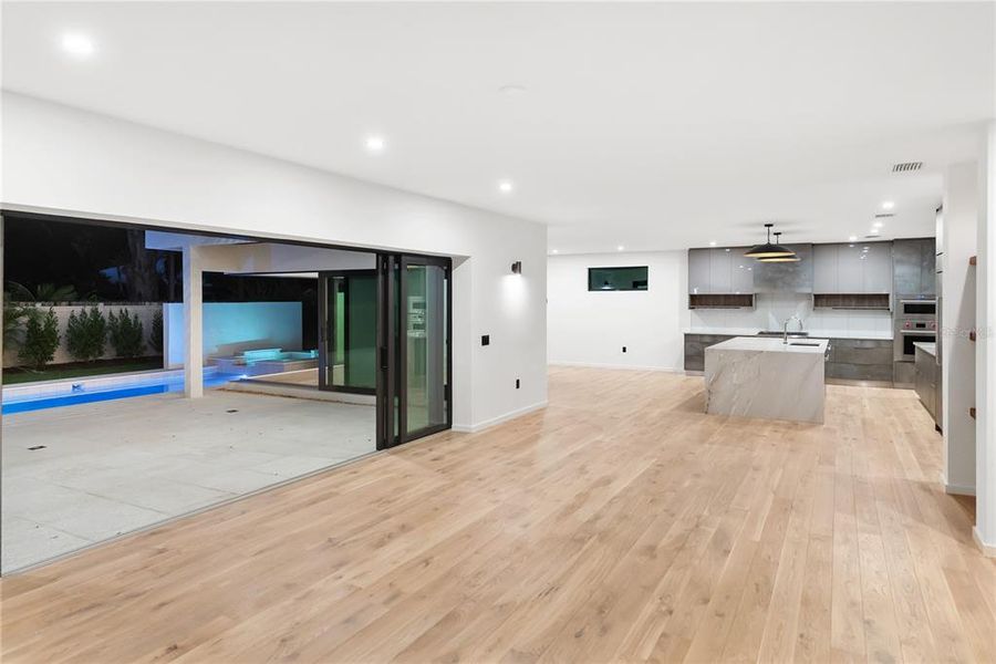 Spacious, unfurnished interior of a new home in , Sarasota (Image 43).