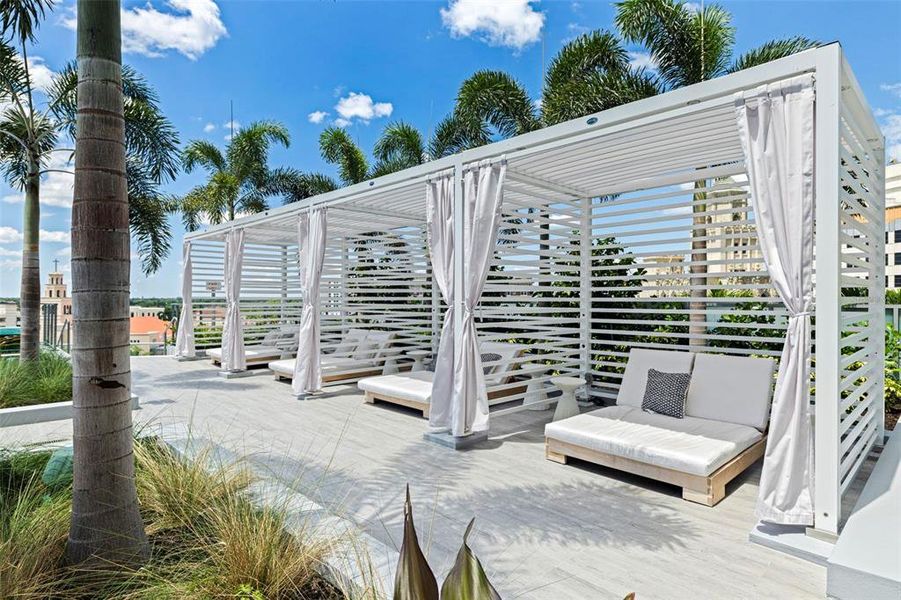 Condo located in St. Petersburg, FL showcasing its design and architecture (Image 40).
