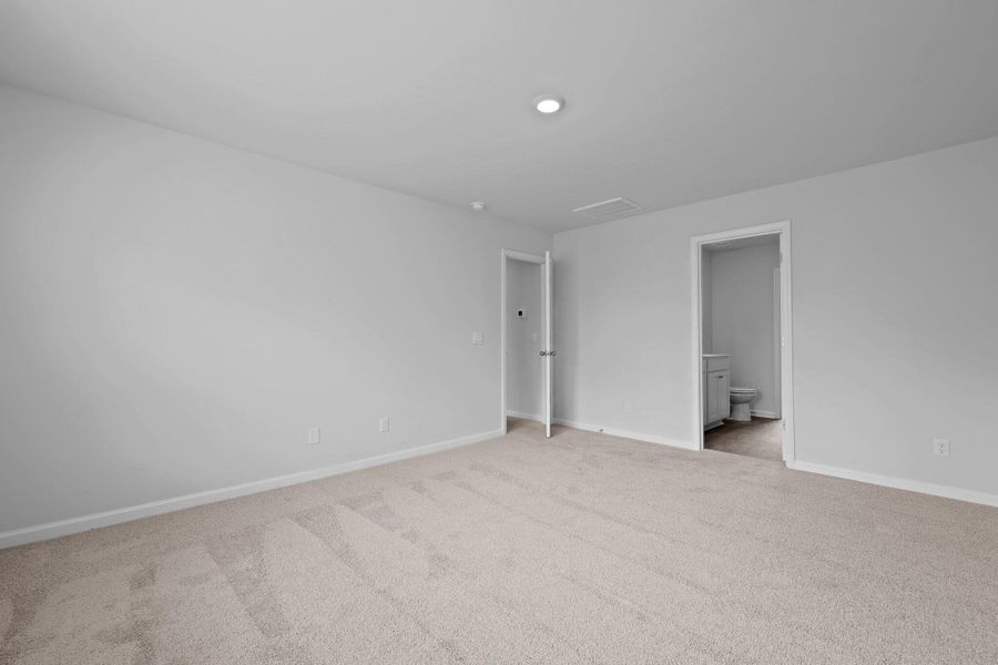 Spacious, unfurnished interior of a new home in Carolina Groves, Moncks Corner (Image 19).