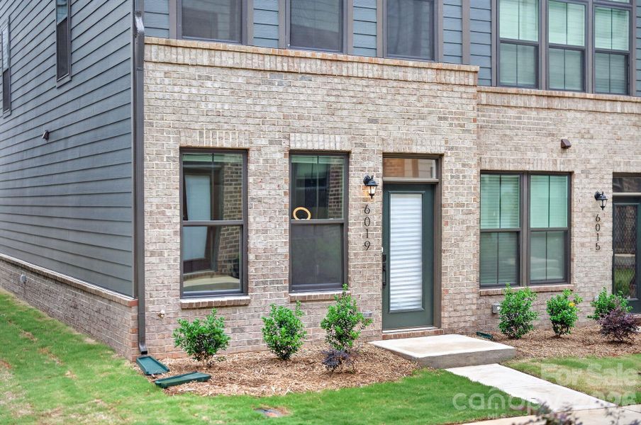 Exterior details and patio area of a home in Southrail Station, Charlotte (Image 23).