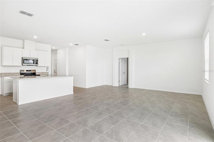 Spacious, unfurnished interior of a new home in Southpointe, Palmetto (Image 20). Spacious, unfurnished interior of a new home in Southpointe, Palmetto (Image 20).