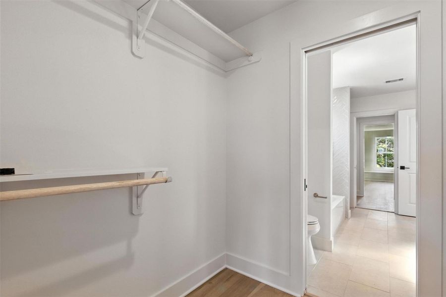 Spacious, unfurnished interior of a new home in , Galveston (Image 10).