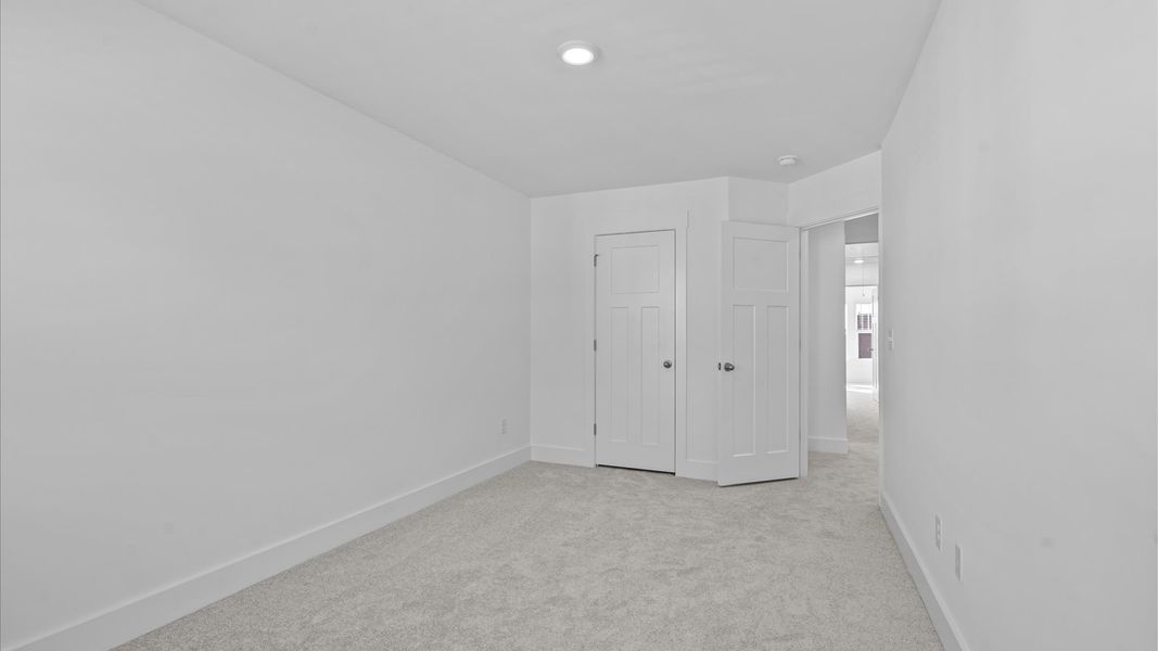 First-class bedroom with generous proportions, a walk-in closet, and beautiful natural light through large windows