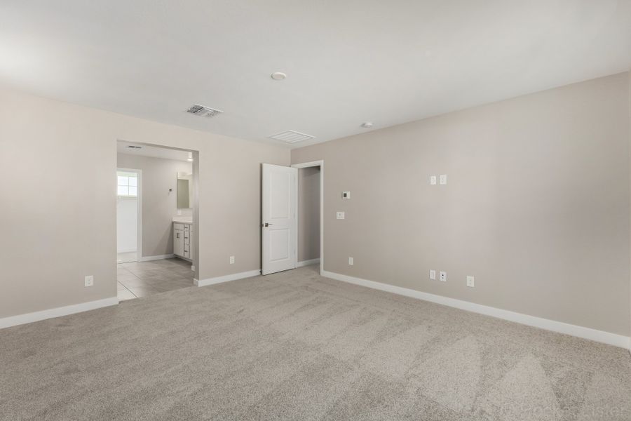 Spacious, unfurnished interior of a new home in Rialta, Mesa (Image 9).