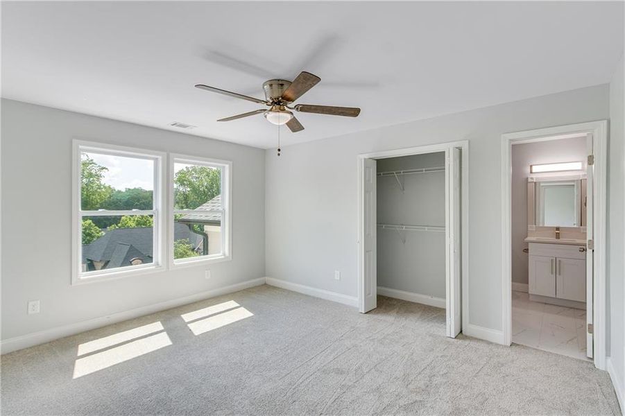 Spacious, unfurnished interior of a new home in , Gainesville (Image 22).
