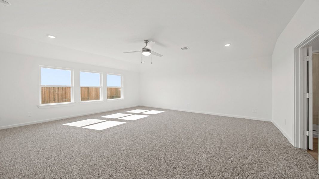 Spacious, unfurnished interior of a new home in Riverside Estates, Mont Belvieu (Image 23).