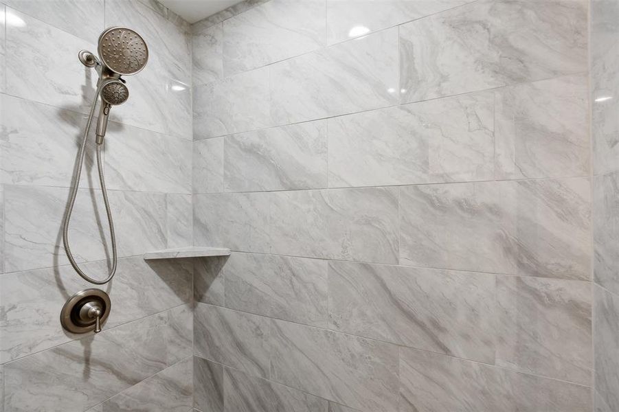 Room details with a tile shower