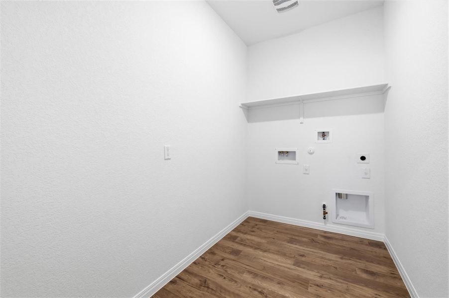 Spacious, unfurnished interior of a new home in Rosenbusch Ranch, Leander (Image 16).