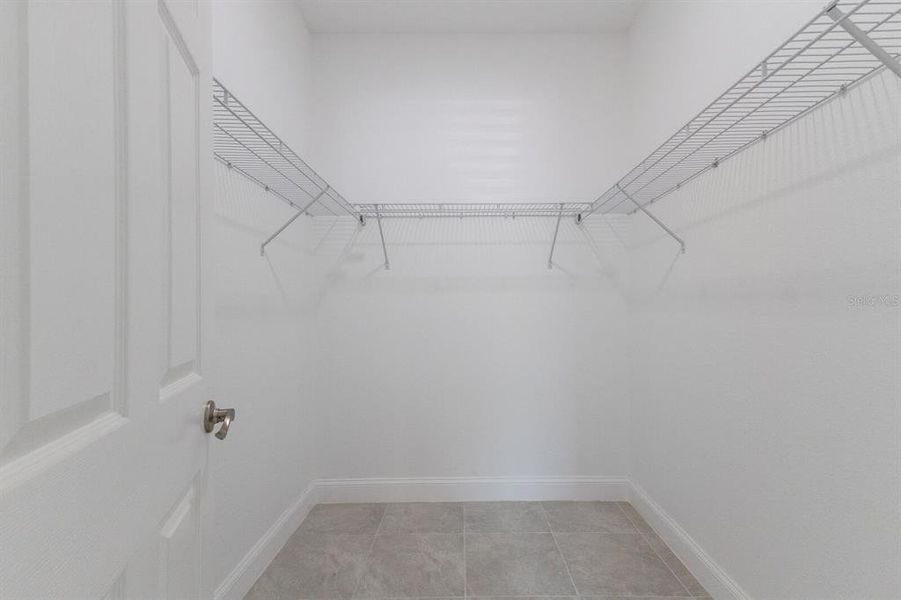 Spacious, unfurnished interior of a new home in , Bradenton (Image 16).