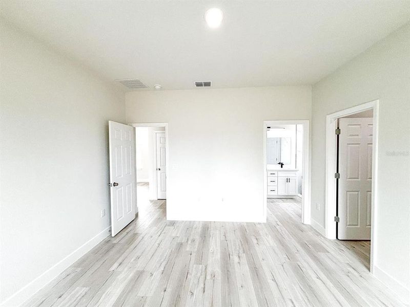 Spacious, unfurnished interior of a new home in , Ocklawaha (Image 12).