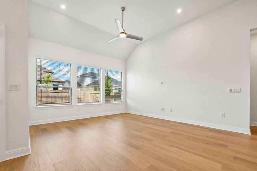 Spacious, unfurnished interior of a new home in Persimmon, Buda (Image 14).