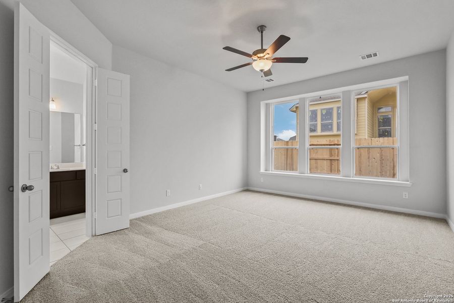 Spacious, unfurnished interior of a new home in Foxbrook, Cibolo (Image 33).