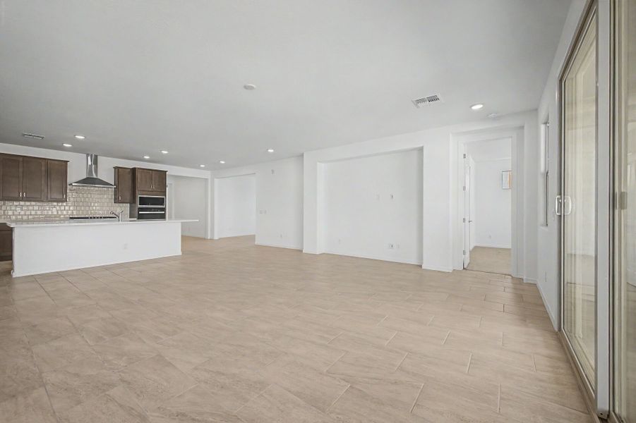 Spacious, unfurnished interior of a new home in Las Ventanas, Goodyear (Image 8).