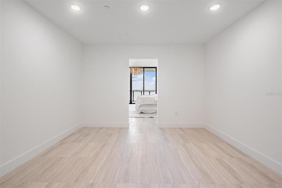 Spacious, unfurnished interior of a new home in The Ritz-Carlton Residences, Tampa (Image 22).