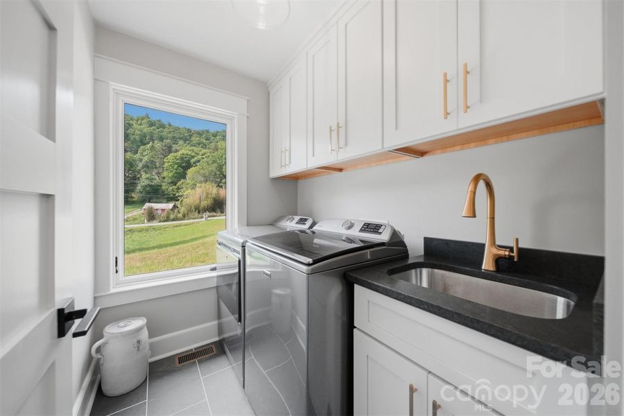 Furnished interior view inside a new home in , Newland (Image 27).