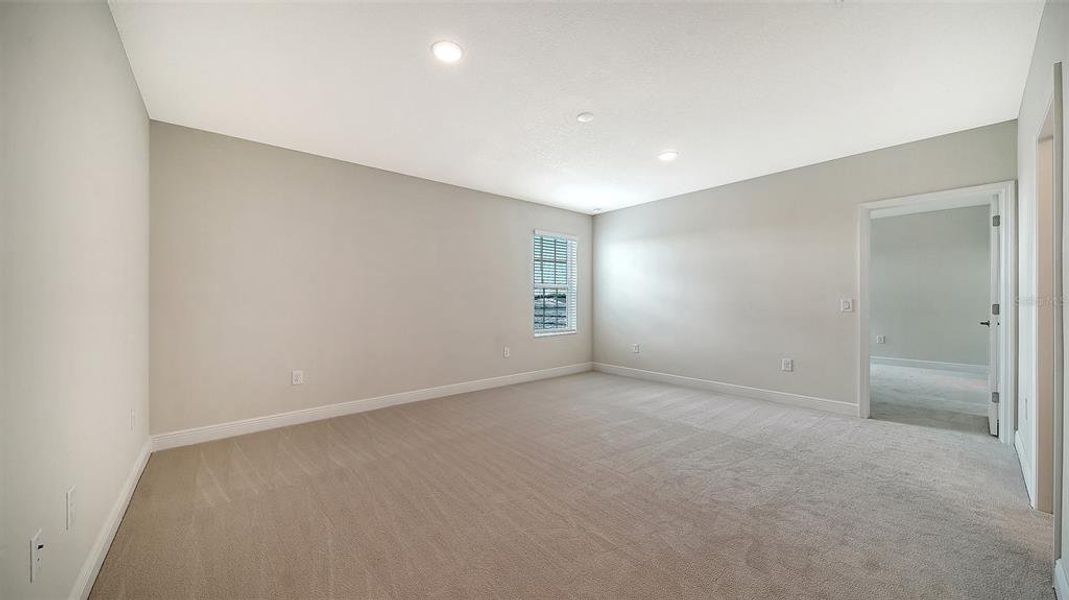 Spacious, unfurnished interior of a new home in , Sarasota (Image 35).