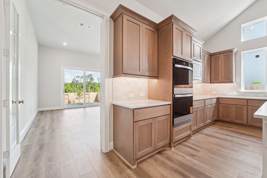 Furnished interior view inside a new home in Evergreen 70', Conroe (Image 6).