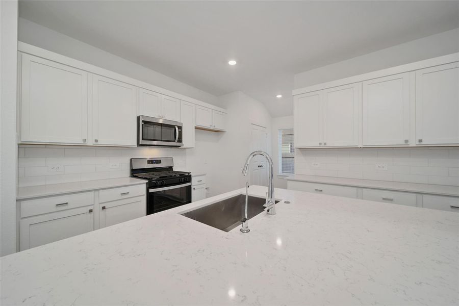 Furnished interior view inside a new home in Silverthorne, Conroe (Image 7).