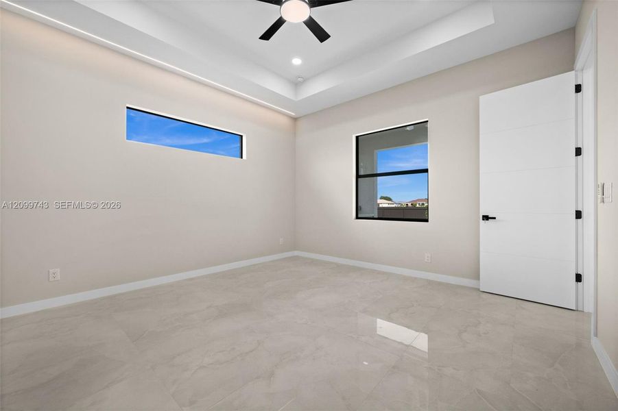 Spacious, unfurnished interior of a new home in , Cape Coral (Image 35).
