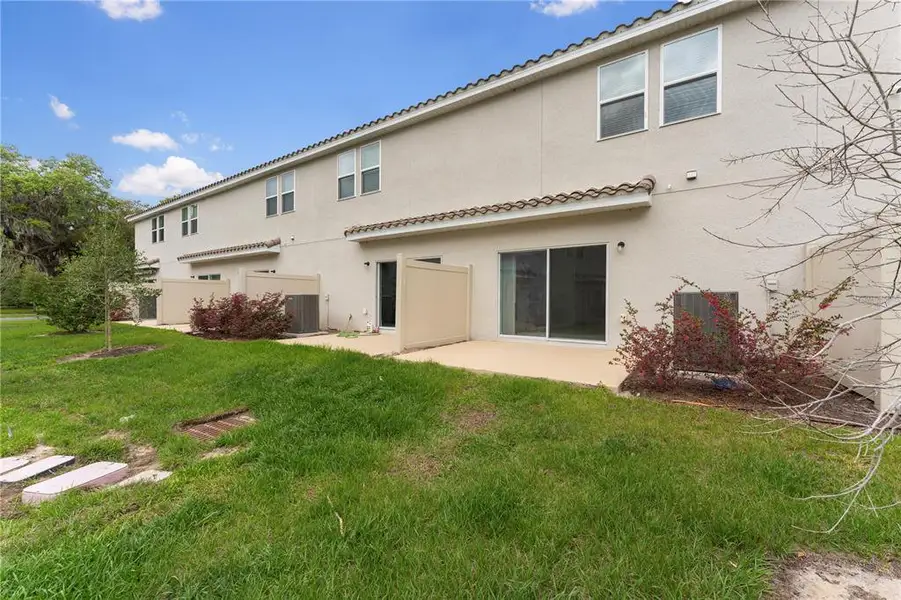 Exterior details and patio area of a home in , Kissimmee (Image 3).