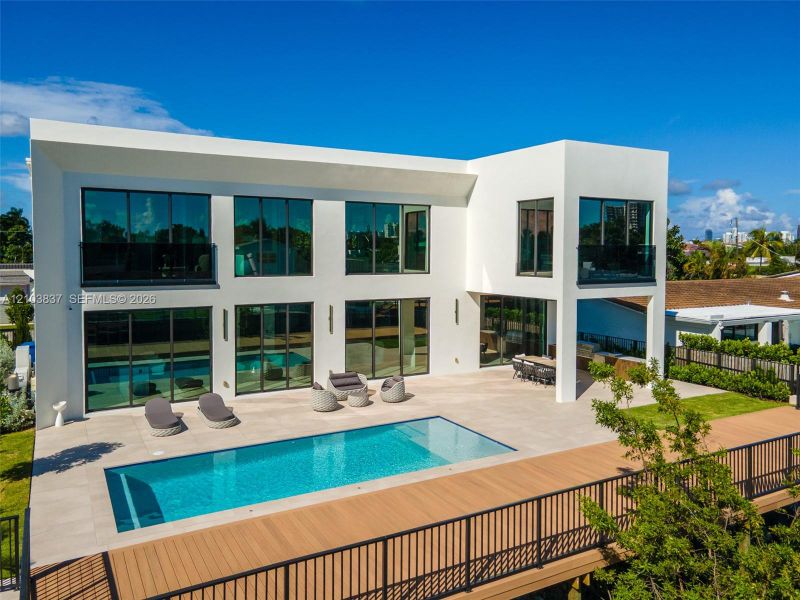 Condo located in Miami, FL showcasing its design and architecture (Image 7).