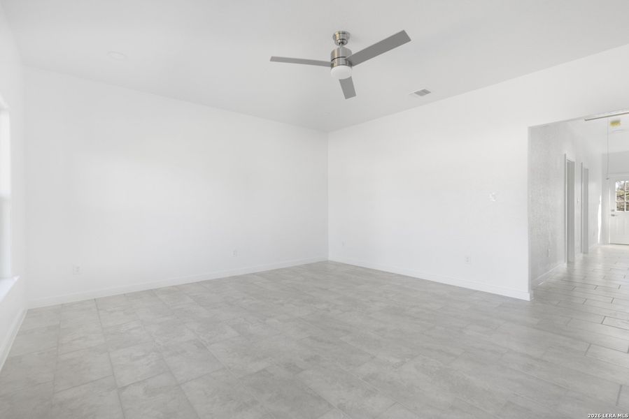 Spacious, unfurnished interior of a new home in , Jourdanton (Image 8).