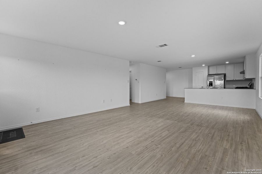 Spacious, unfurnished interior of a new home in Lodi Grove, Floresville (Image 17).