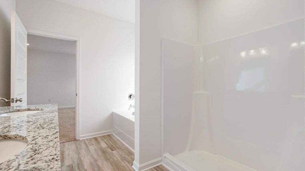 Spacious, unfurnished interior of a new home in Owl's Head East, Freeport (Image 18).