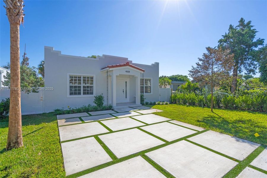 Exterior details and patio area of a home in , West Palm Beach (Image 3). Exterior details and patio area of a home in , West Palm Beach (Image 3).