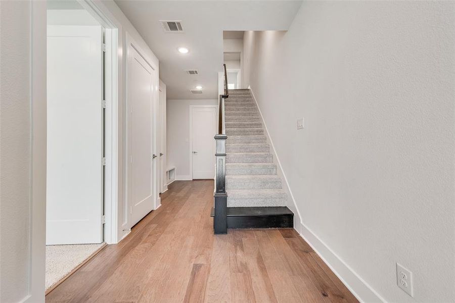Spacious, unfurnished interior of a new home in Collin Creek, Plano (Image 25).