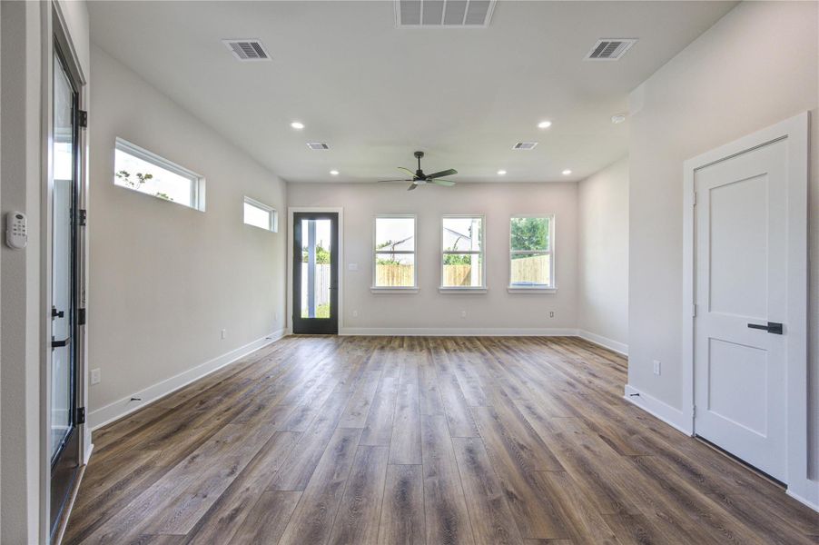 Spacious, unfurnished interior of a new home in , Houston (Image 14).