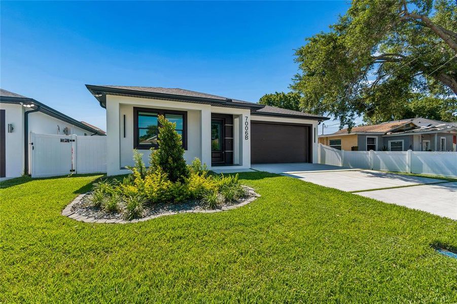 Exterior details and patio area of a home in , Tampa (Image 4).