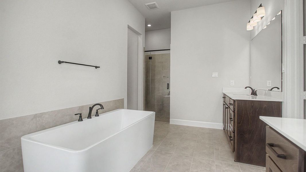 Furnished interior view inside a new home in Valencia, Manvel (Image 6).