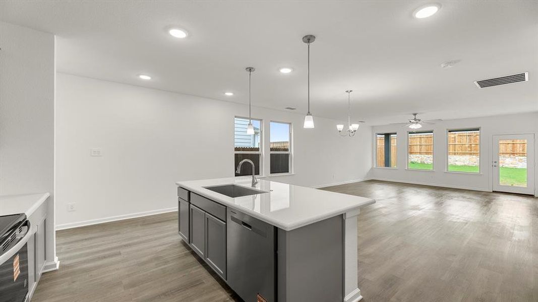 09. 1716 Edgeway - Kitchen (4)