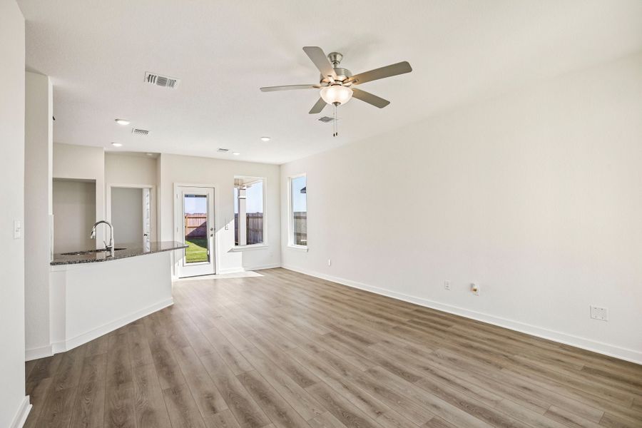 Spacious, unfurnished interior of a new home in Rancho San Gabriel, Georgetown (Image 31).
